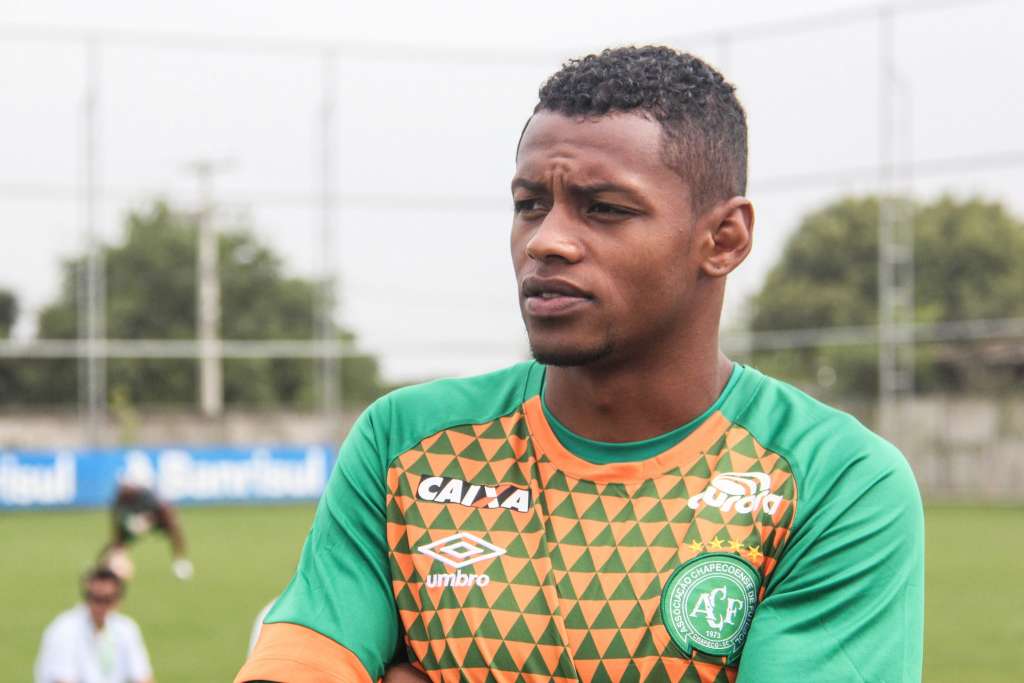 Dener viajou com a delegação que enfrenta o Fluminense