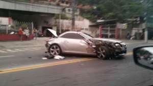 Henrique do Fluminense sofre acidente e veículo fica destruído