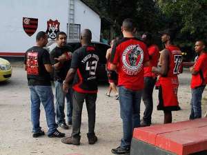 Na véspera de jogo, torcida do Flamengo protesta na Gávea: 'Time de cachaceiros'