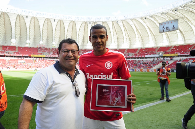 O zagueiro Ernando completou 100 jogos com a camisa do Inter e foi homenageadno antes da partida. Foto: Inter RS Oficial