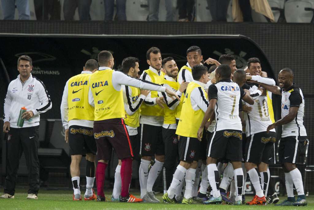 Jogadores do Corinthians comemoram gol de Jadson contra Coritiba - Daniel Augusto Jr./Agência Corinthians