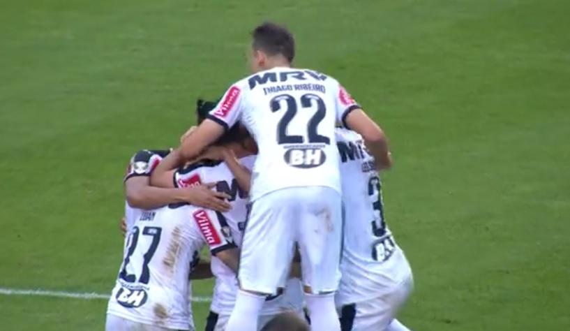 Jogadores do Atlético-MG comemoram o gol que manteve o time na briga pelo título