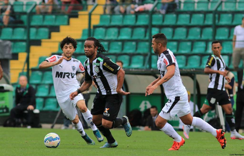 Atlético-MG marcou no finalzinho e adiou o título do Corinthians