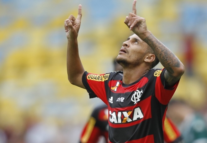 Reintegrado ao elenco, Alan Patrick comandou o Flamengo na vitória sobre o Goiás