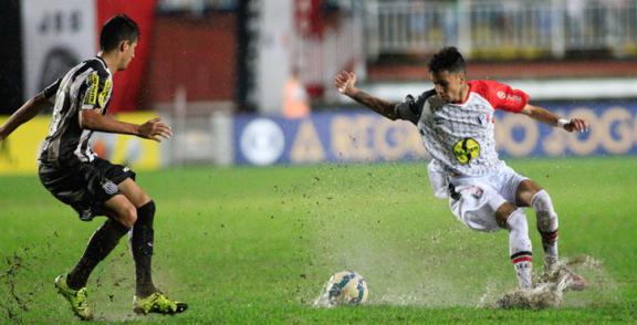 Gramado pesado atrapalhou Joinville e Santos nesta noite em Santa Catarina 