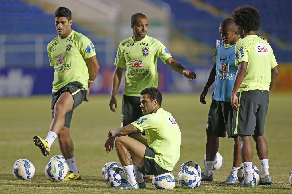  Seleção treina nesta segunda em CT 