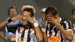 Lateral Danilo nega Brasil dependente de Neymar: 'Coletivamente podemos resolver'