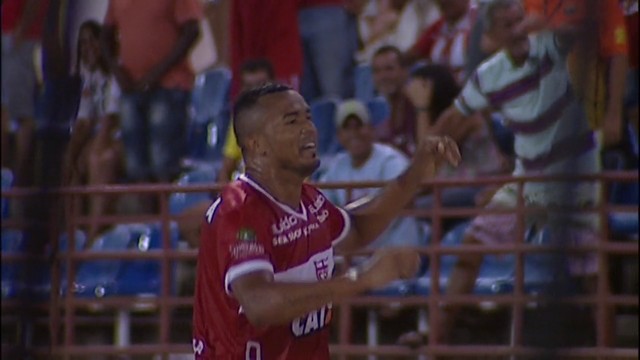 Artilheiro isolado da Série B, Zé Carlos marcou o primeiro gol da partida, o seu 18º na competição
