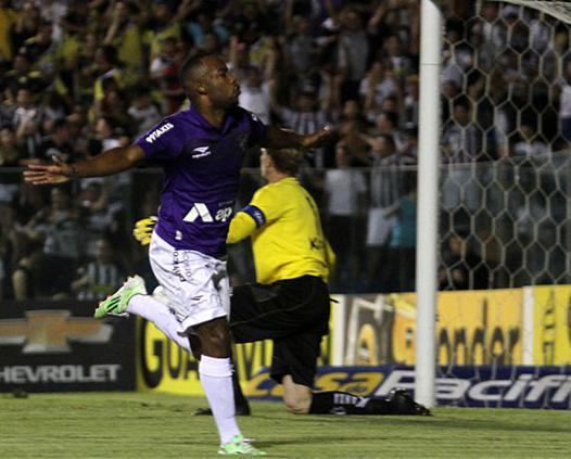 Wescley bateu de esquerda, de primeira, abrindo placar para o Ceará no Presidente Vargas