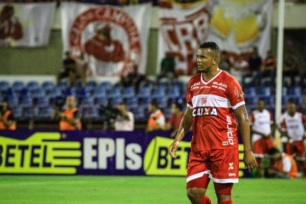 Isolado na artilharia da série B e com muita fome de bola, Zé Carlos, o Zé do Gol, marcou mais uma vez e é o grande destaque do Galo de Maceió. 