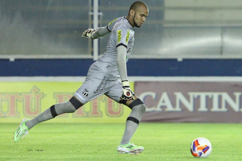 O jovem goleiro Éverson fez grande partida, além de desconcentrar o meia Alan Mineiro, que perdeu penalti. Foto: cearasc.com