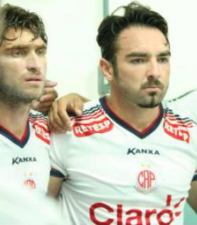 À esquerda, Jairo, e à direita Ricardo: dupla firme do Penapolense