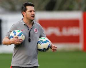 Com volante suspensos por doping, Argel testa Inter com três zagueiros