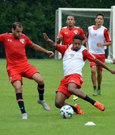 Recuperado de gripe, Michel Bastos volta a treinar com grupo do São Paulo