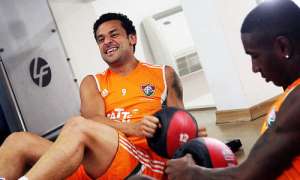 Fred treina com bola e aumenta suas chances de defender o Flu contra o Grêmio