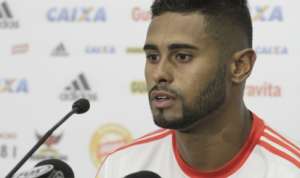 Dores voltam a tirar o atacante Kayke de treino do Flamengo