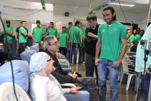 De folga do Brasileirão, Guto Ferreira e jogadores da Chapecoense fazem visita a hospital em Chapecó