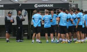 Galhardo e Bobô correm no campo e desfalcam treino do Grêmio