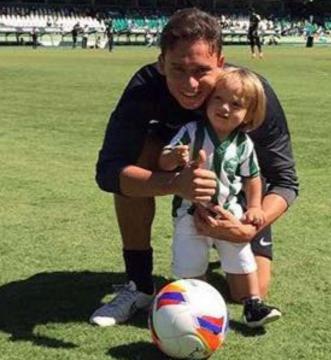 Keirrison posta imagem do filho e palavras de fé no Facebook