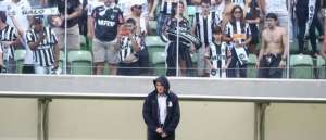 Atlético-MG é multado em R$ 35 mil por cusparadas de torcedores no técnico Tite