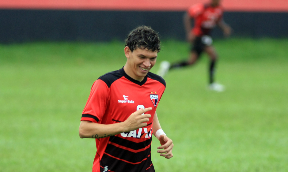 Viçosa cumpriu suspensão é volta ao Atlético-GO contra o Macaé