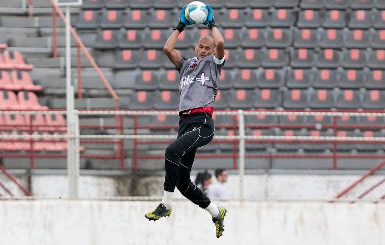 O ataque do União chegou várias vezes e obrigou Fábio trabalhar bastante