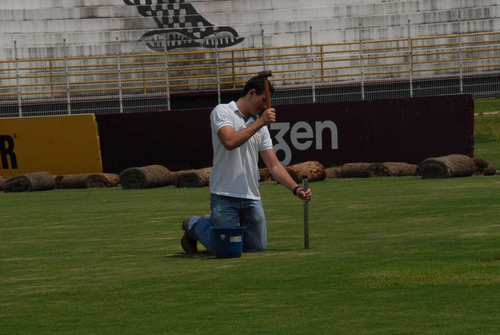 O gramado do Estádio Barão da Serra Negra vai ganhando seus retoques
