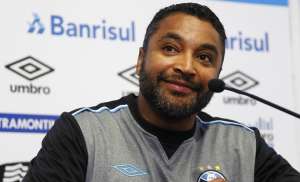 Roger nega assédio do São Paulo e garante desejo de seguir no comando do Grêmio