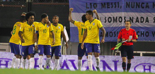 Brasileiro festejam gol de empate marcado por Lucas Lima. Mas o Brasil não jogou bem.