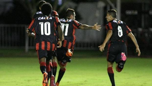 Vitória derrota o Ceará e fica perto do acesso