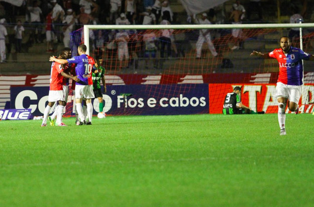 O Paraná estragou a festa do América Mineiro e de qubra garantiu vaga na série B em 2016.