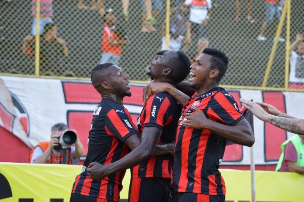 Kanu foi o cara do Vitória diante do Ceará