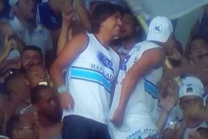 Ex-Flamengo, Marcelo Moreno assiste jogo do Cruzeiro junto com torcida e retorno é questionado
