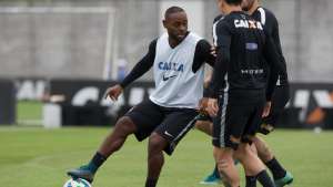 Love diz ter certeza de título corintiano, mas alerta: 'Temos de tomar cuidado'