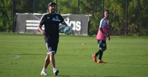Ponte Preta treina com mudança nas laterais para enfrentar o Figueirense