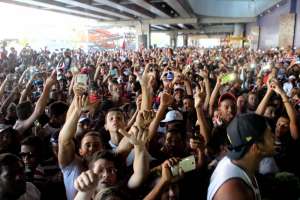 Série B: Jogadores do Santa Cruz são recebidos com festa em Recife
