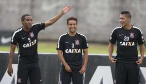 Corinthians ajusta finanças e está perto de renovar com volante Ralf