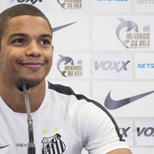 David Braz segue conselho de técnico e ignora especulações no Santos