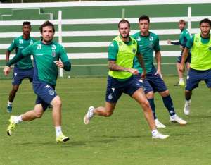 Goiás x Coritiba - Dentro da zona de rebaixamento, Esmeraldino e Coxa fazem decisão