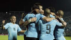 ELIMINATÓRIAS: Em jogo tenso, Uruguai faz 3 a 0 no Chile e sobe para 2º colocado