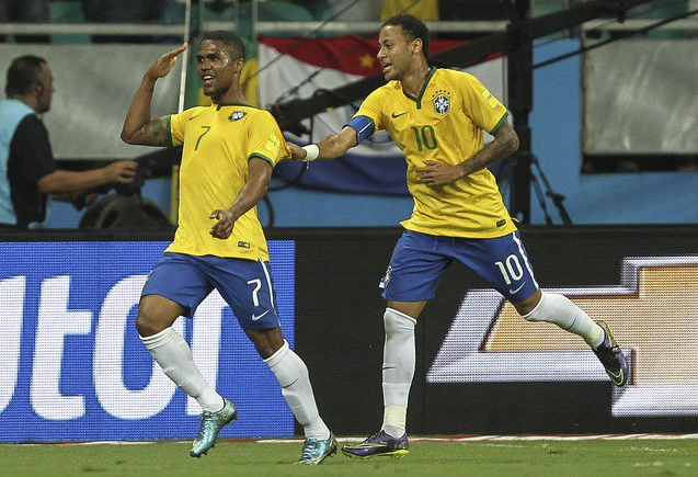 Douglas Costa foi o grande destaque da Seleção Brasileira