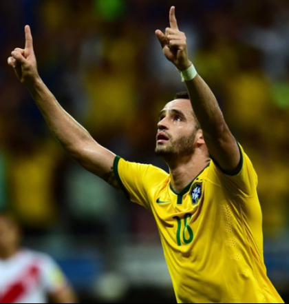 Renato Augusto bateu colocado após bela jogada e passe de Douglas Costa