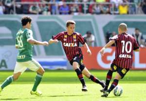 Atlético-PR joga contra Palmeiras para acabar com esperança do rival