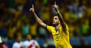 Zaga da Seleção Brasileira festeja boa atuação após anular Guerrero na Bahia