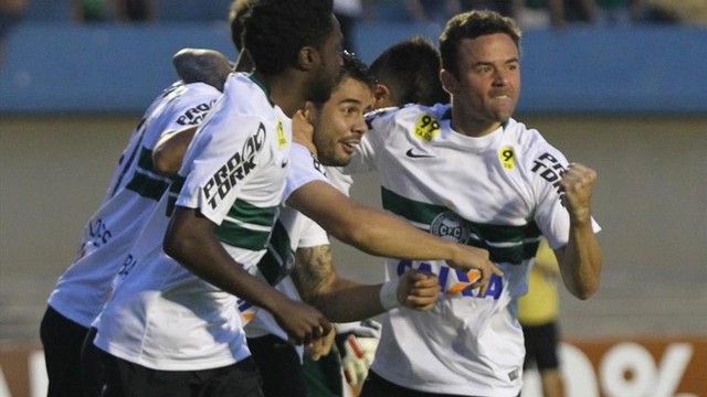 Coritiba derrota o Goiás no Serra Dourada