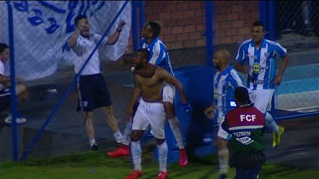 Na base da raça, Éverton Silva marcou o gol da vitória avaiana