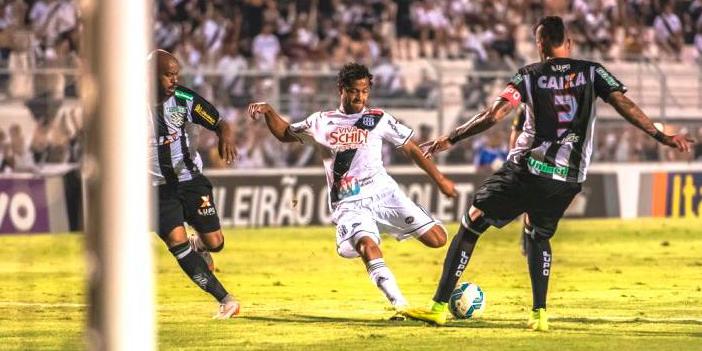 Elton chutou de esquerda e tirou tinta da trave. Única chance real da Ponte no 1.º tempo.