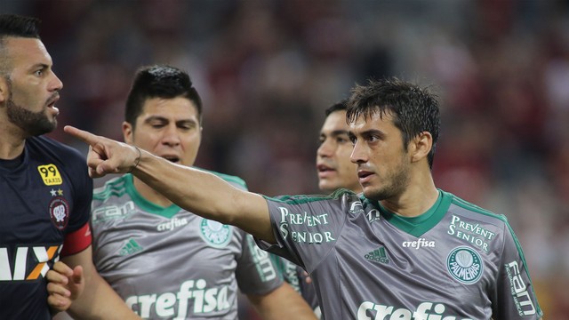 Em jogo eletrizante e com atuação confusa da arbitragem, Atlético-PR e Palmeiras empataram em 3 a 3