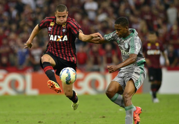 Atlético-PR e Palmeiras fizeram jogo morno no primeiro tempo, mas incendiaram a partida na segunda etapa. Foto: Atlético PR Oficial