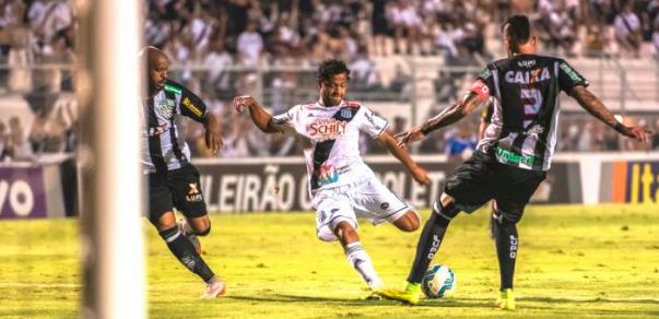 Elton deu dois chutes perigosos no primeiro tempo. Um para fora e outro Muralha defendeu.